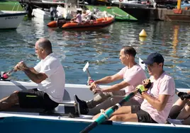 Mayor takes part in Benalmádena marina rowing event to support fight against breast cancer