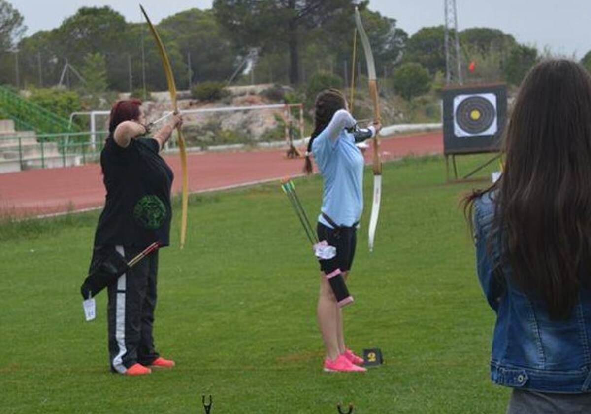 Archery helps patients recovering from breast cancer surgery.