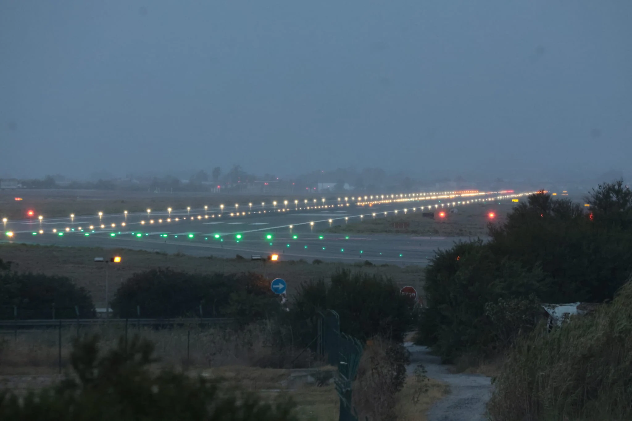 The view of an empty runway at Malaga Airport this Thursday evening.