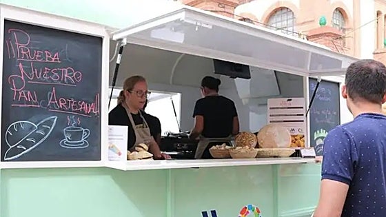 This is the food truck that travels through the Serranía de Ronda selling artisanal breads