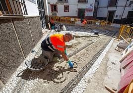 Paving work in Granada.