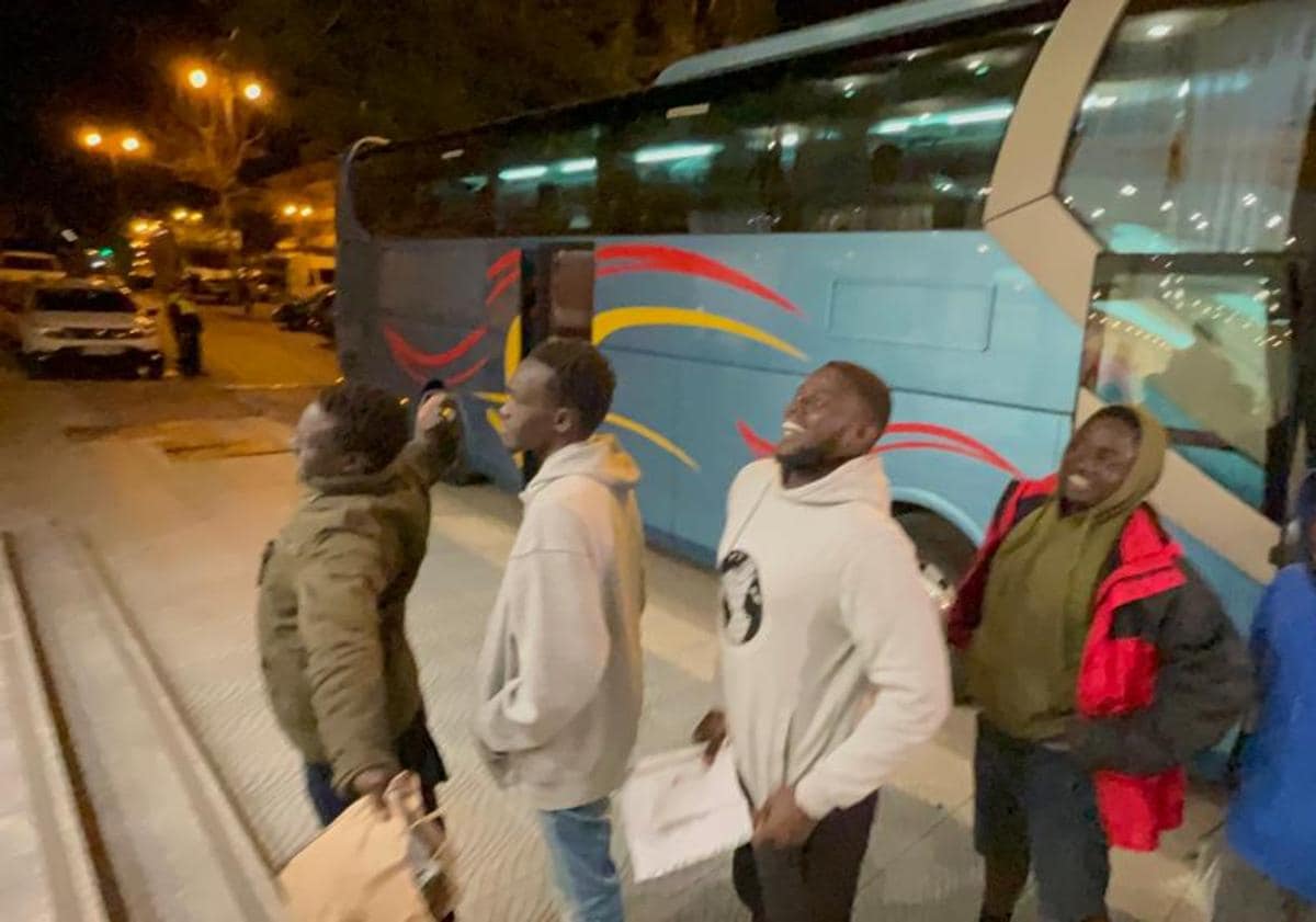 Imagen principal - In pictures and video: More than 200 migrants transferred from Spain&#039;s Canary Islands to four-star hotel on Costa del Sol