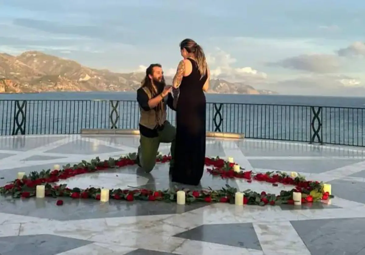 American tourist makes romantic marriage proposal at iconic Costa del Sol viewpoint