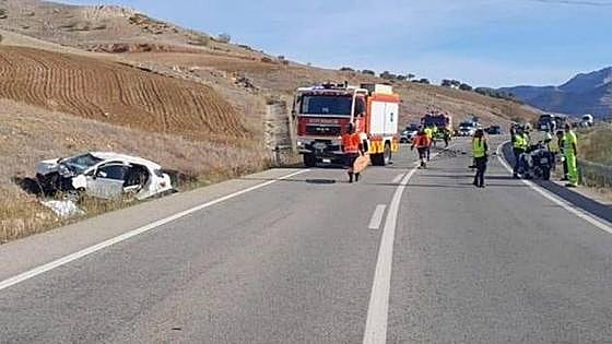 One dead after head-on collision between car and motorbike on A-357 in Malaga province
