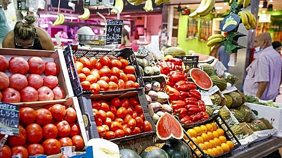 Shoppers in Spain are filling their baskets with cheaper and less fresh produce as inflation bites