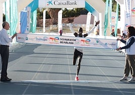 Geofry Toroitich crosses the finish line in under an hour (59:13).