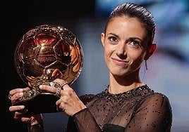 Aitana Bonmatí poses with the Ballon d'Or trophy.