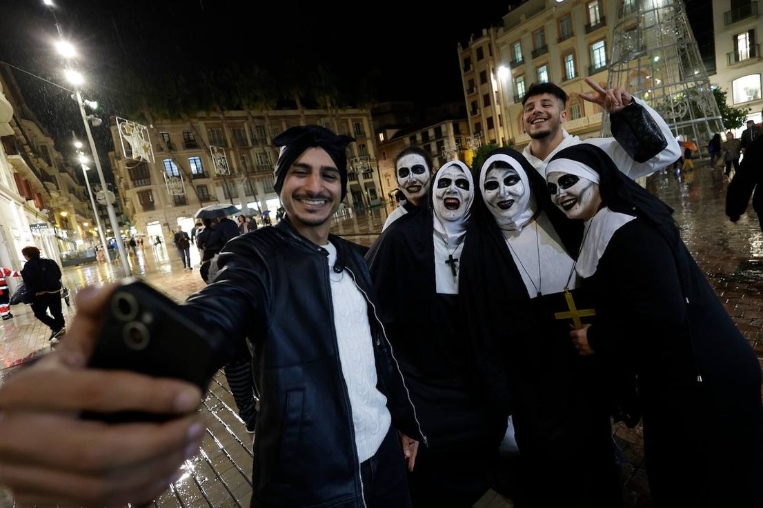 Zombies, witches and skeletons stroll the streets of Malaga for Halloween... in pictures