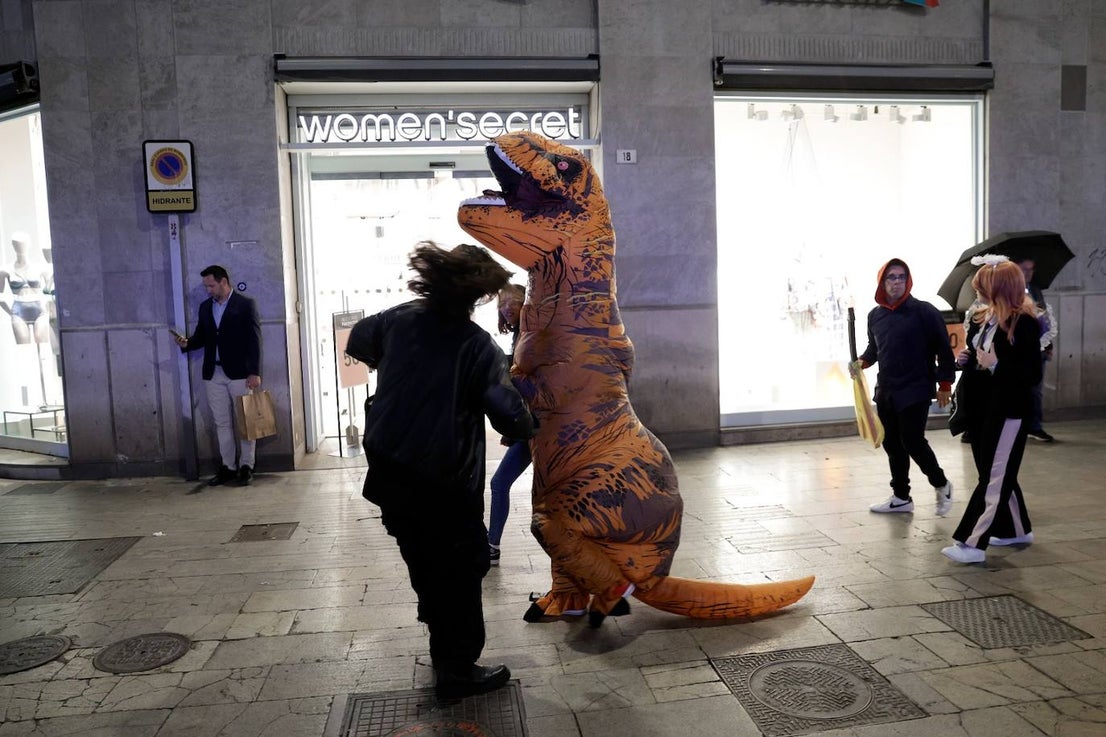 Zombies, witches and skeletons stroll the streets of Malaga for Halloween... in pictures