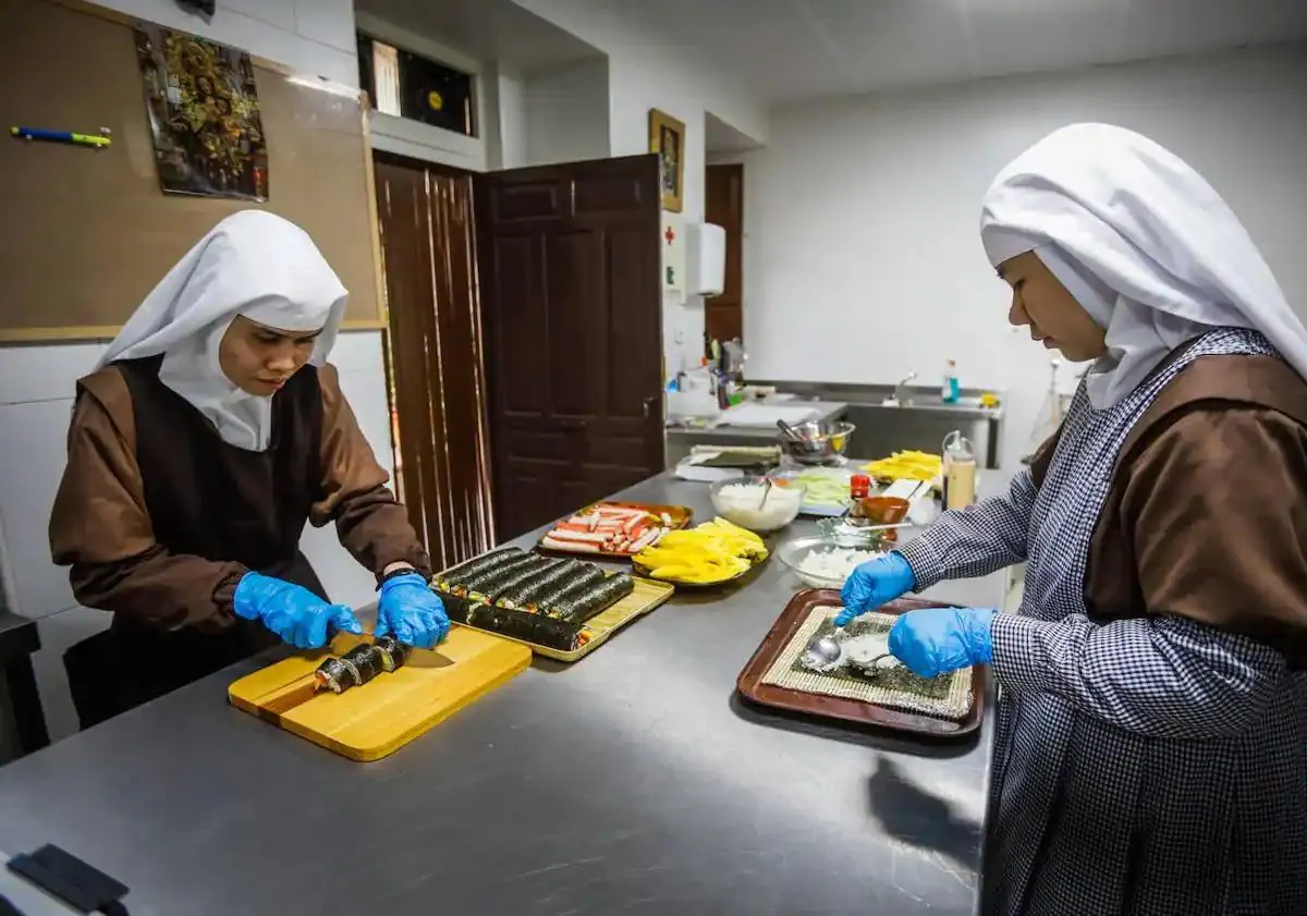 Imagen principal - These are the cloistered nuns who are taking Spain by storm with their incredible sushi rolls and Asian food