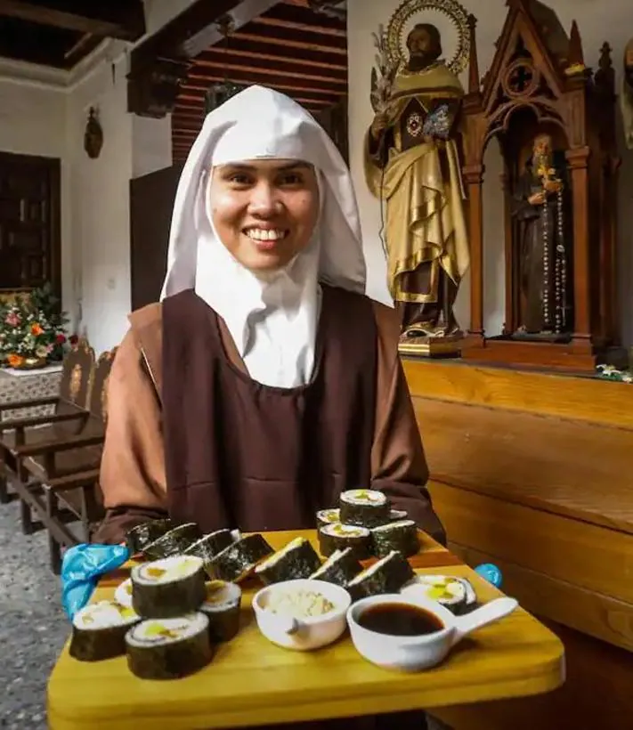 Imagen secundaria 2 - These are the cloistered nuns who are taking Spain by storm with their incredible sushi rolls and Asian food