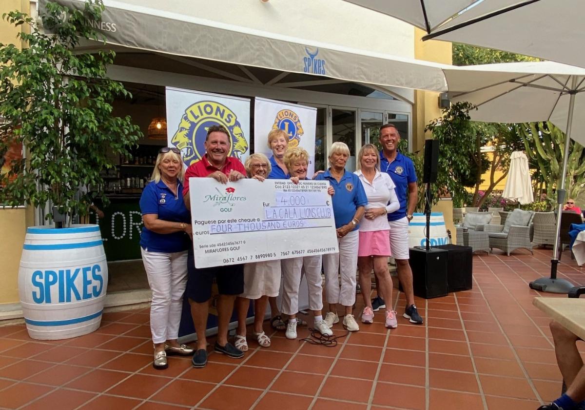 Miraflores Golf Club presents the 4,000 euro cheque to the La Cala Lions Club last week.
