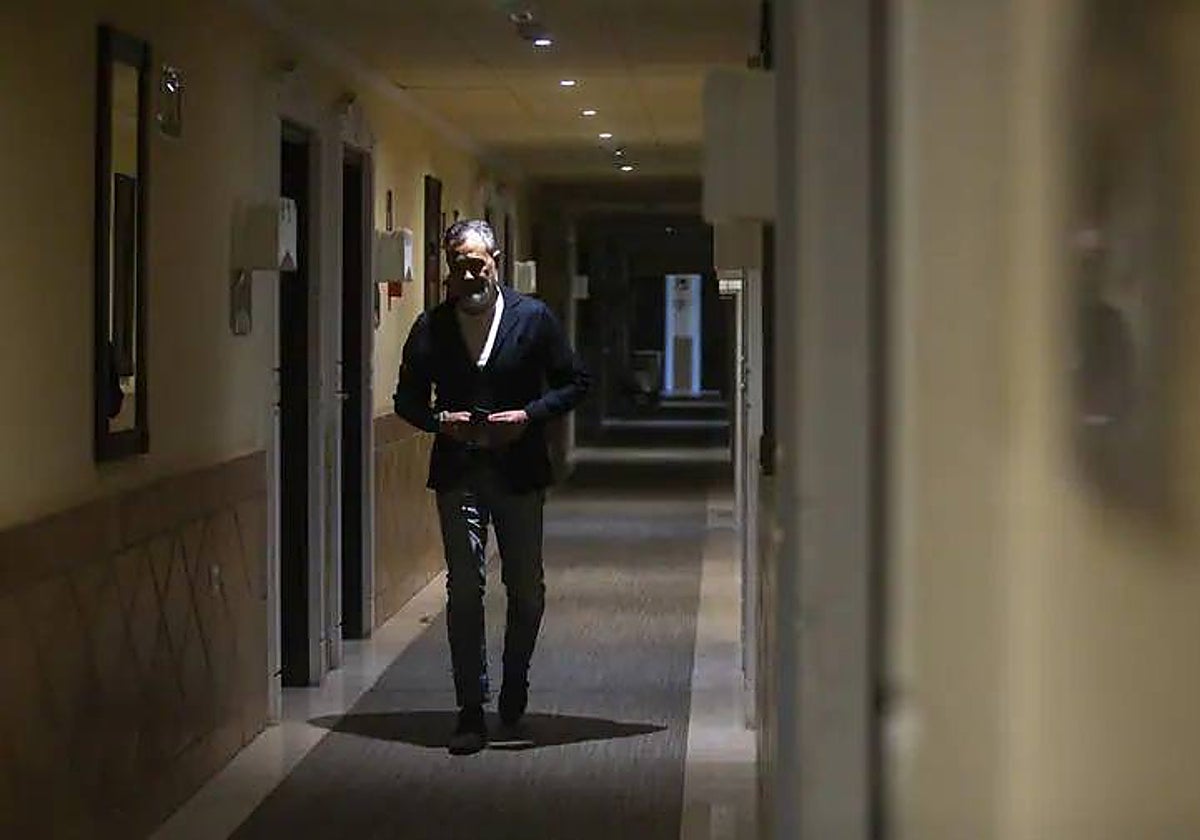 Rafael Albuixech, director of Ibersol Almuñécar in the corridors of the hotel.