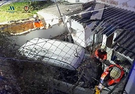 Driver injured after car crashes into living room of a house in Malaga province