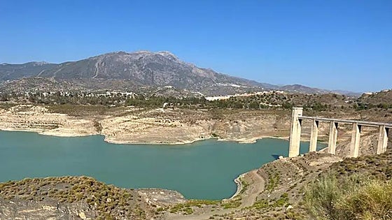 Axarquía mayors demand that regional government makes repairs to leaking pipes