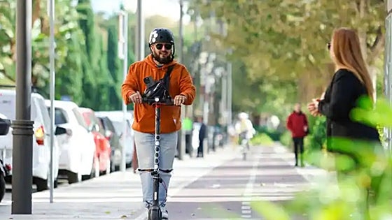 How many fines are issued to electric scooter riders in Malaga every day? And how many accidents are they involved in?