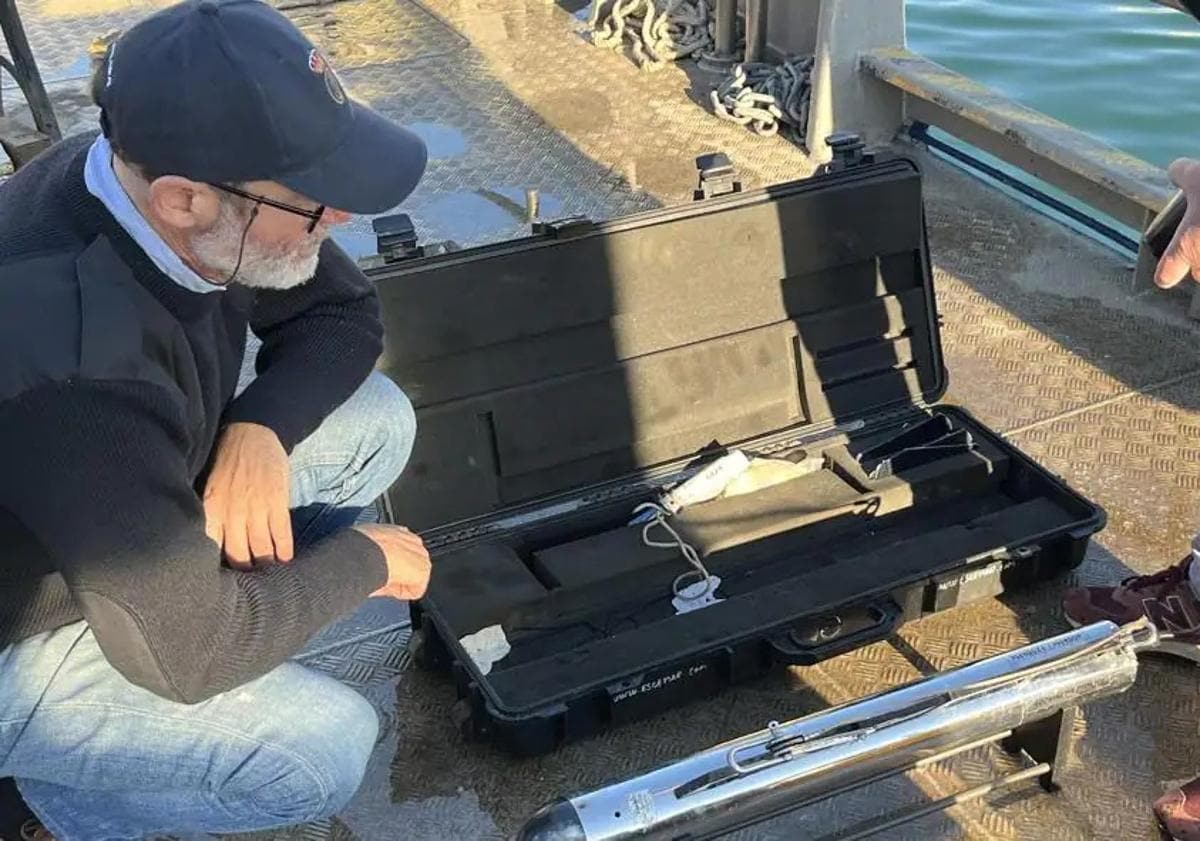 Imagen principal - Above, investigator José luis Martín, next to the sonar scanner which he used to locate the German torpedo that attacked C-3. Below to the left, a G7 torpedo found in Huelva some years ago. To the right, a map and photos of the submarine.