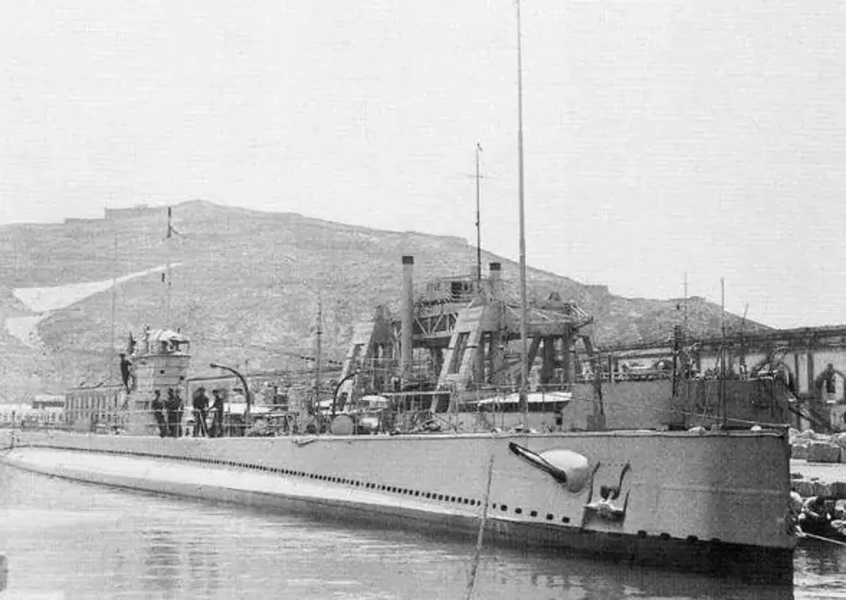 Imagen secundaria 1 - Above, the commander of the submarine Antonio Arbona and the head of the subarine base in Malaga, Remigio Verdía. Below to the left, the C-3 submarine in Cartagena. To the right, the crew on C-3.