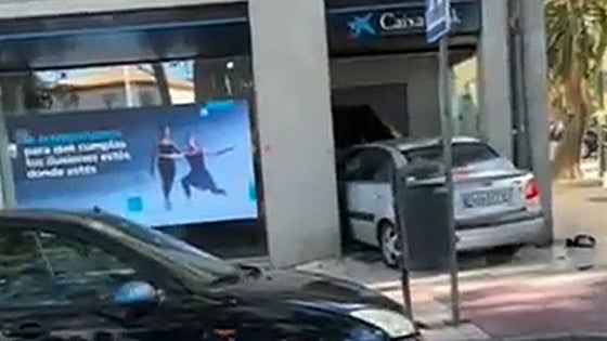 Watch as angry customer rams his car into bank cash machine in Malaga because 'it wouldn't give him money'