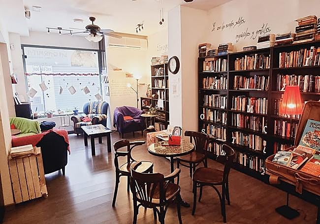 The lounge of the café-bookshop La Qarmita.