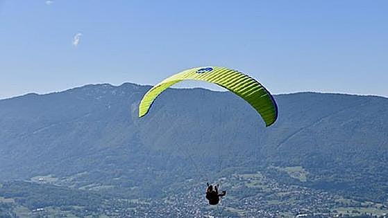Two paragliders injured, one seriously, after colliding in Teba