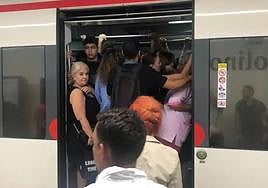 Image of a completely full Cercanías train on the Costa del Sol, captured by a rail passenger.