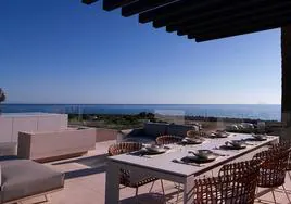 The luxury of living and enjoying everlasting summer on the beachfront in Estepona