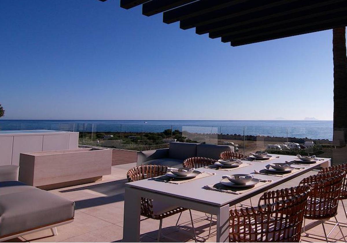 The luxury of living and enjoying everlasting summer on the beachfront in Estepona