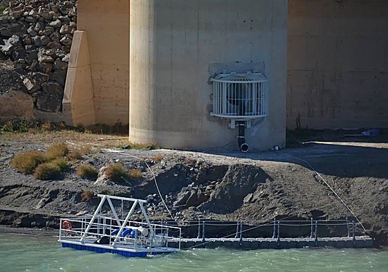 Surface pumps are being installed in La Viñuela reservoir to extract the last of the water.