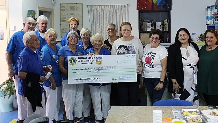 La Cala Lions offer support to Fuengirola-based fibromyalgia association