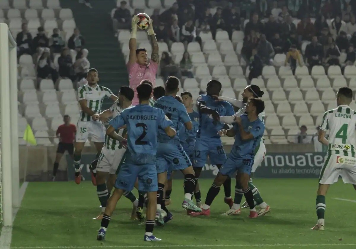 The Antequera keeper claims a high ball.