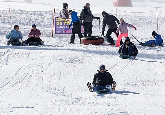 Descent on sledges and donuts in the Borreguiles activity area.