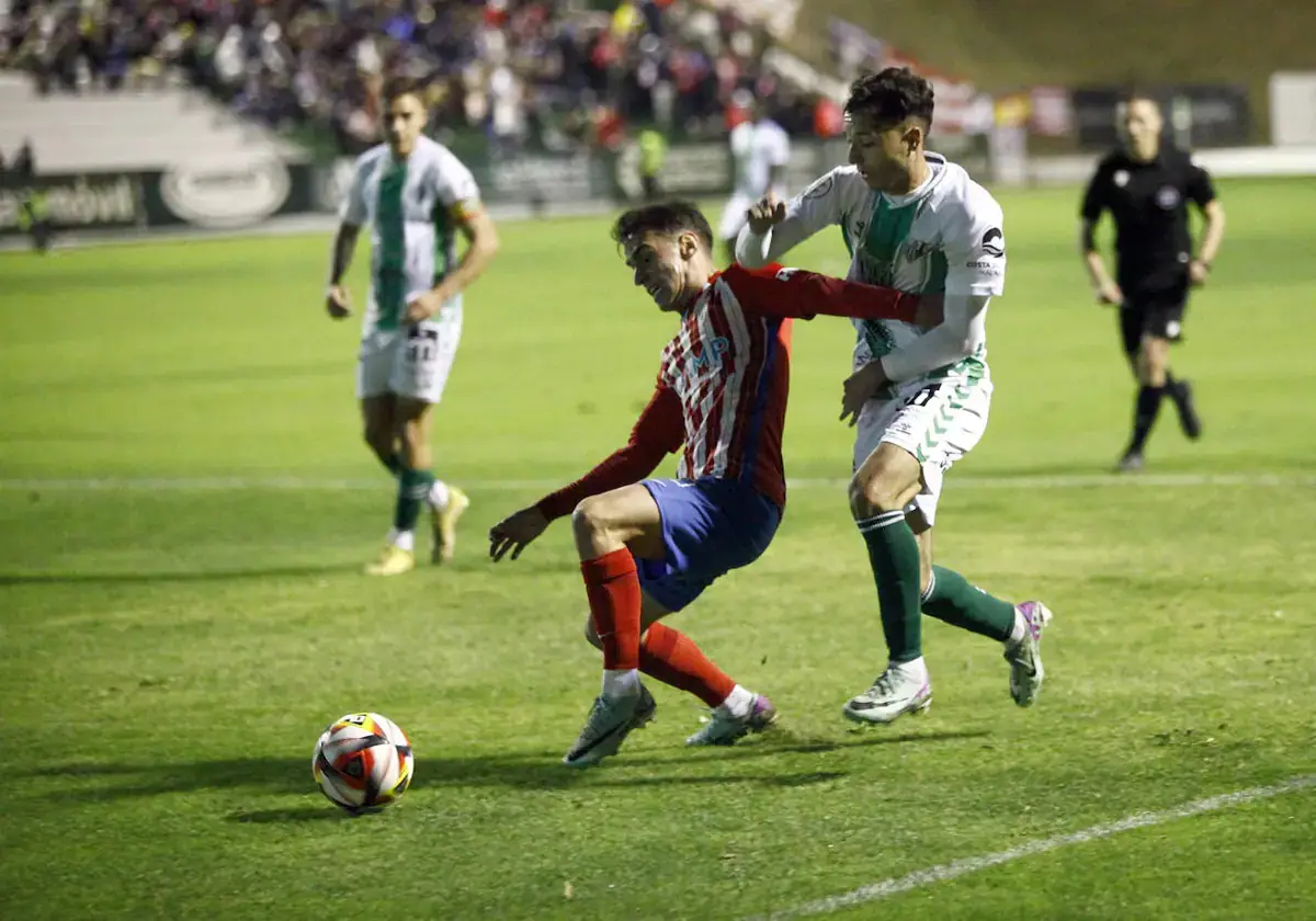 Antequera's Ale Marín battles for the ball.