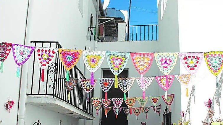 Discover the Malaga province village where the streets are decorated with crochet and the plant pots have legs