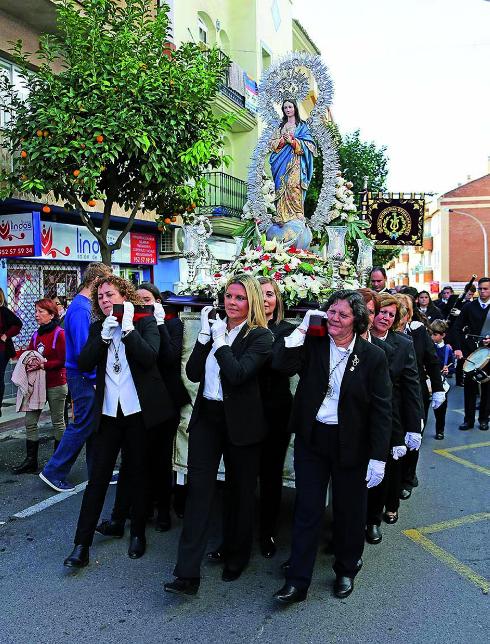 File image of women carrying Our Lady of the Immaculate Conception in Arroyo de la Miel, Benalmádena.