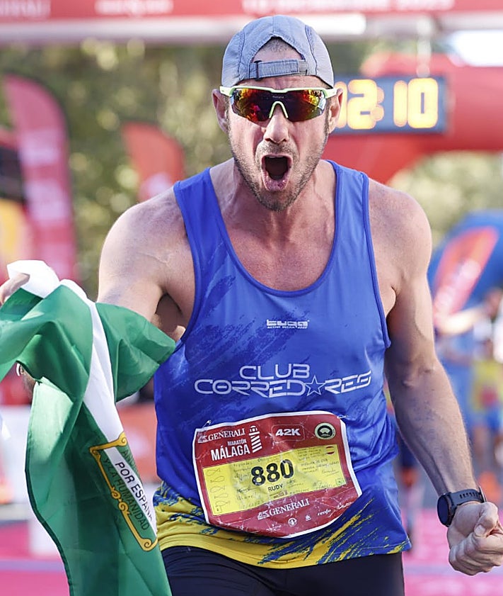 Imagen secundaria 2 - Watch the incredible act of sportsmanship at Malaga Marathon that has since gone viral