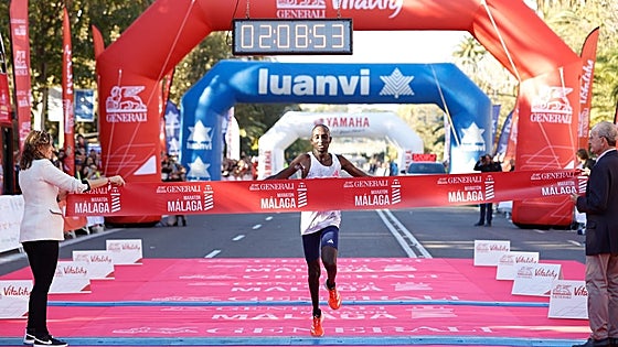 Watch the incredible act of sportsmanship at Malaga Marathon that has since gone viral
