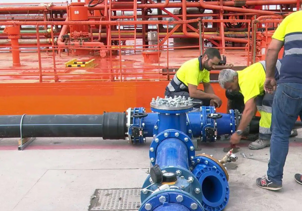 Workers in Bermeo port during a water transfer from a ship (file image).