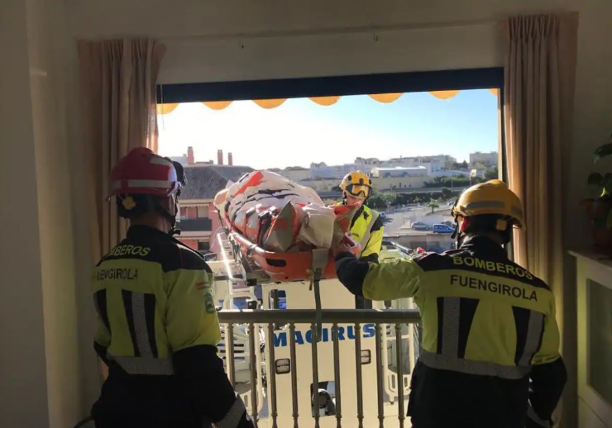 Firefighters from Fuengirola operating at height.