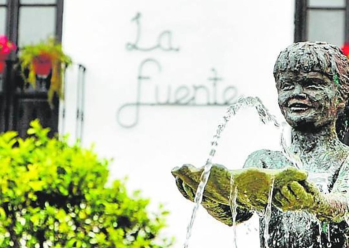 Imagen secundaria 1 - From top: The world-famous marina, Benalmádena Pueblo and sunset over the sea in Benalmádena Costa.