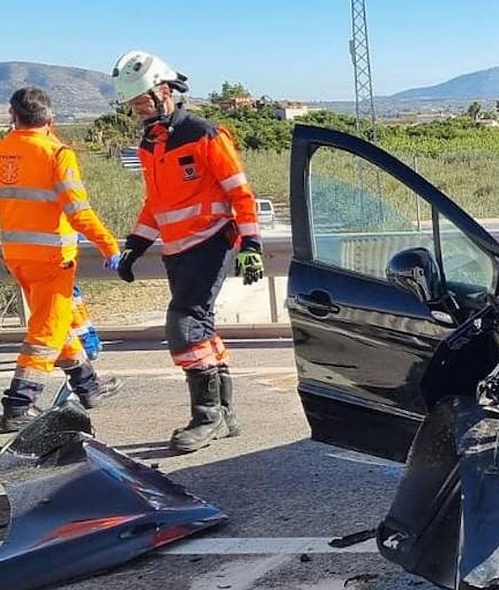Imagen secundaria 2 - Three dead after crash involving a lorry and two cars on the A-355 in Coín