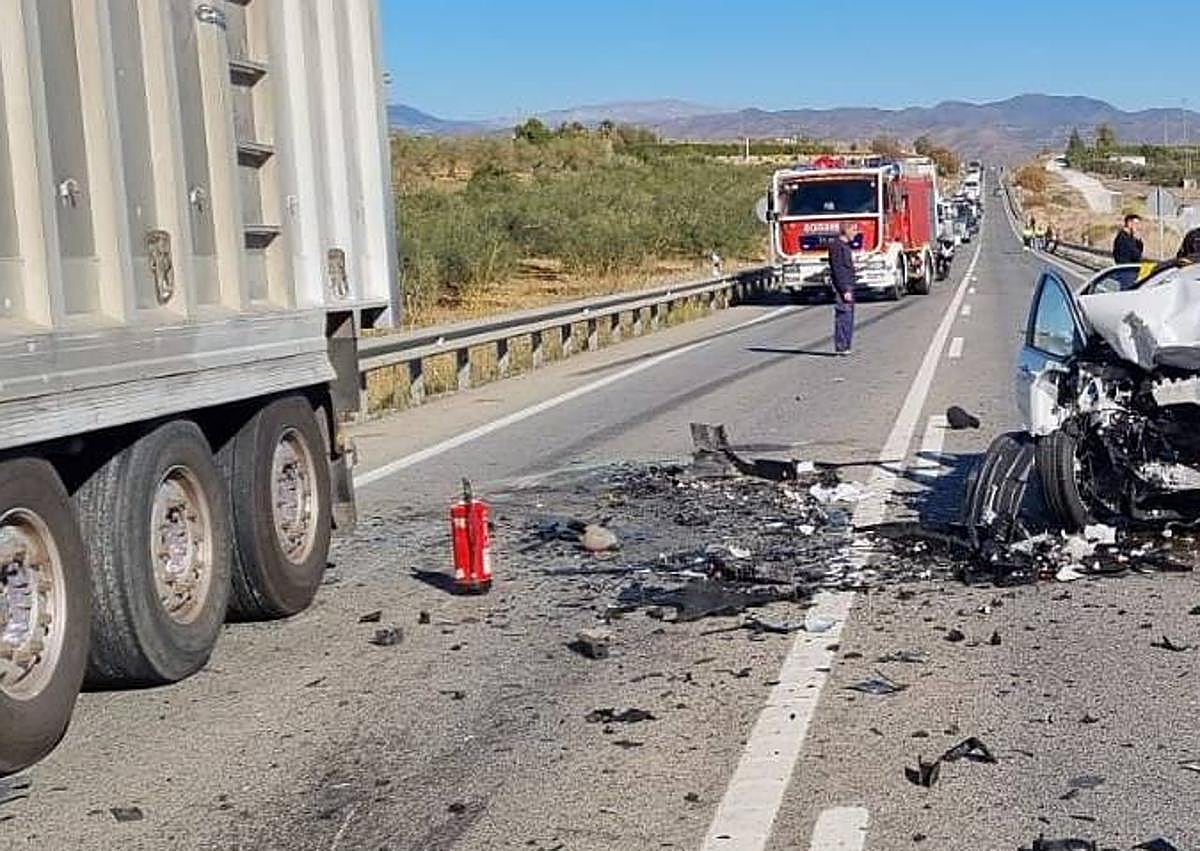 Imagen secundaria 1 - Three dead after crash involving a lorry and two cars on the A-355 in Coín