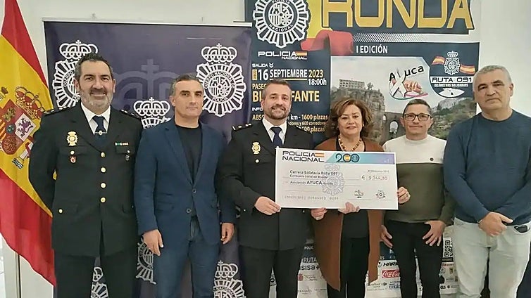 National Police in Ronda raise 10,000 euros for local cancer organisation
