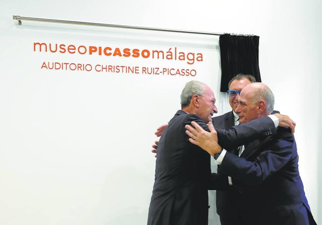 The mayor of Malaga with Bernard Picasso at the 20th anniversary of the museum.
