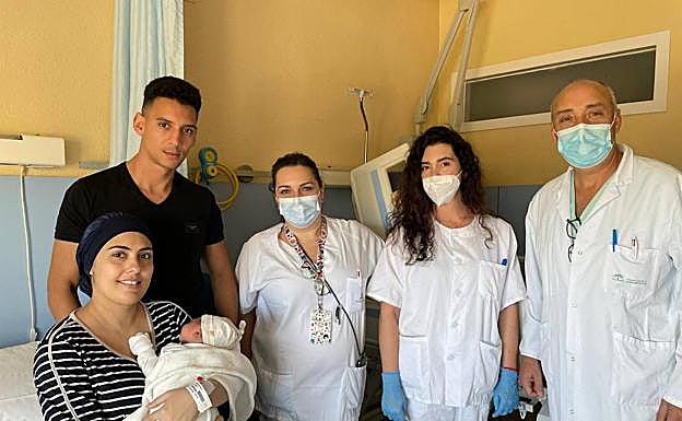 Miriam and Aimar with the newborn Sulaiman, with some of the health staff who cared for them.