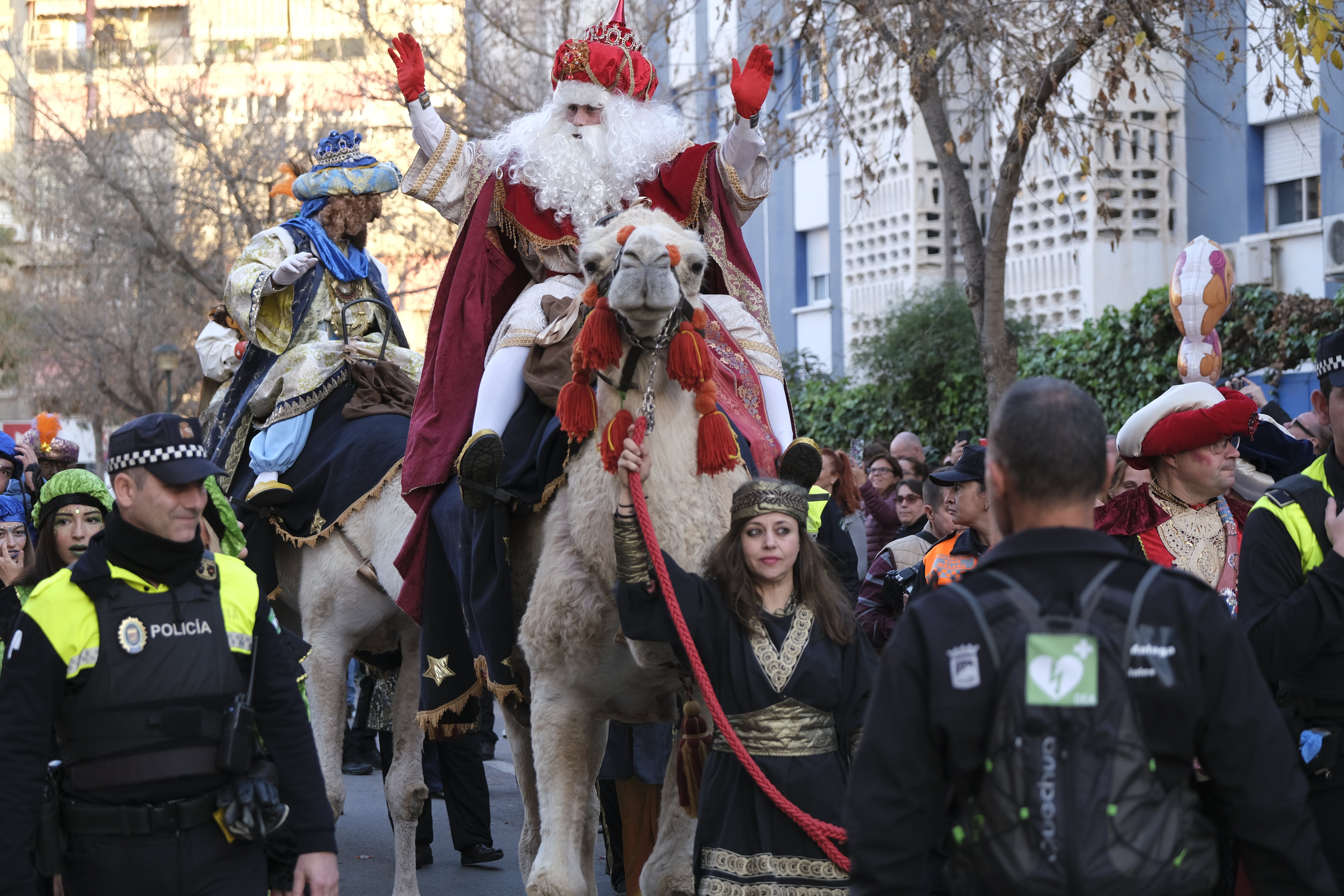 Melchior, Gaspar and Balthazar arrived at the Doctor Fleming school by helicopter and later toured the streets of the neighbourhood on camels