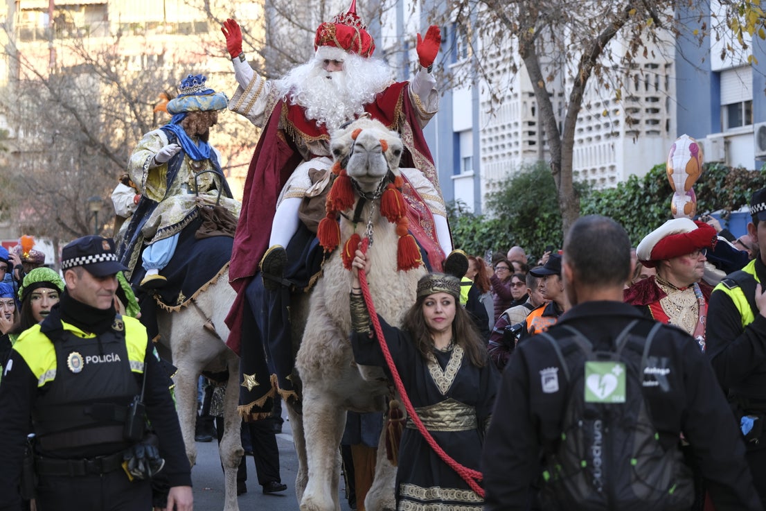 Melchior, Gaspar and Balthazar arrived at the Doctor Fleming school by helicopter and later toured the streets of the neighbourhood on camels