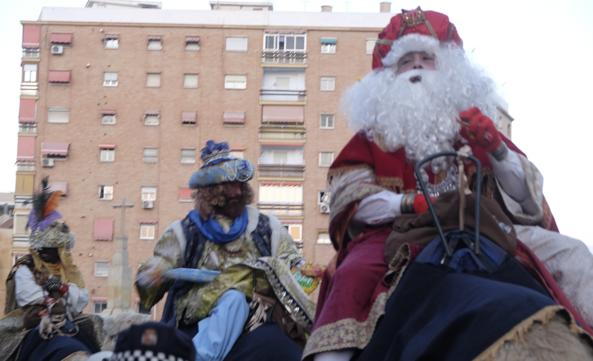 Melchior, Gaspar and Balthazar arrived at the Doctor Fleming school by helicopter and later toured the streets of the neighbourhood on camels