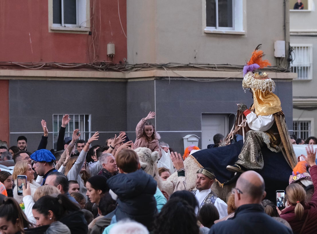 Melchior, Gaspar and Balthazar arrived at the Doctor Fleming school by helicopter and later toured the streets of the neighbourhood on camels