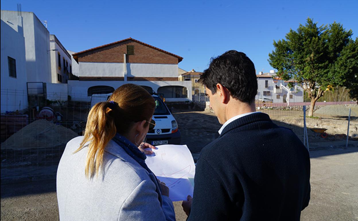 The councillor for Parks and Gardens and the Mayor of Coín at the site of the new dog park. 